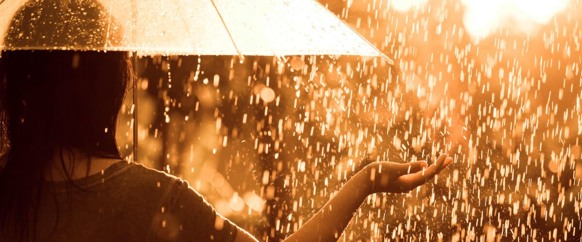 雨の中傘をさす女性