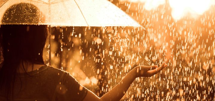 雨の中傘をさす女性