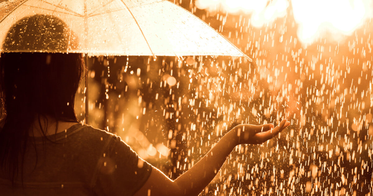 雨の中傘をさす女性